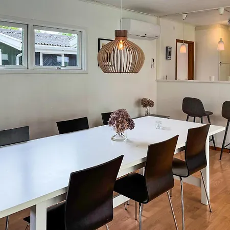 4 Bedroom Beautiful In Feriehus Dronningmølle